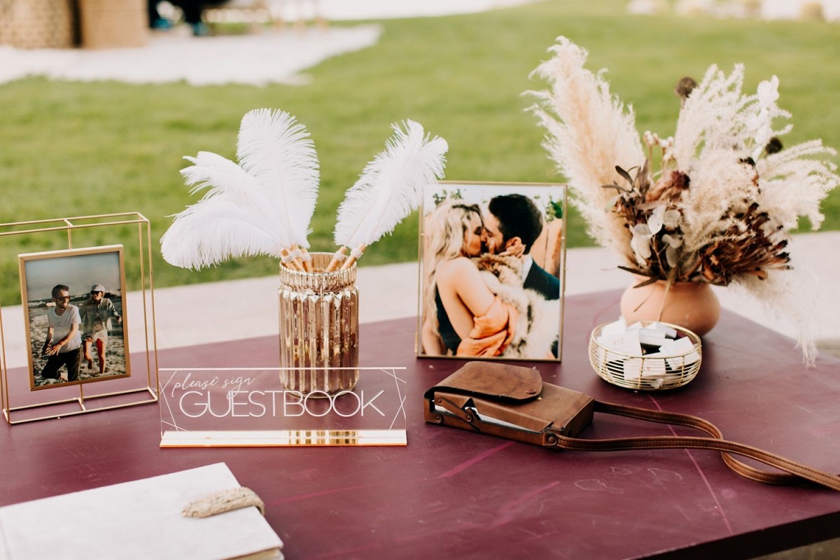 Set up a wedding reception guestbook with the difference